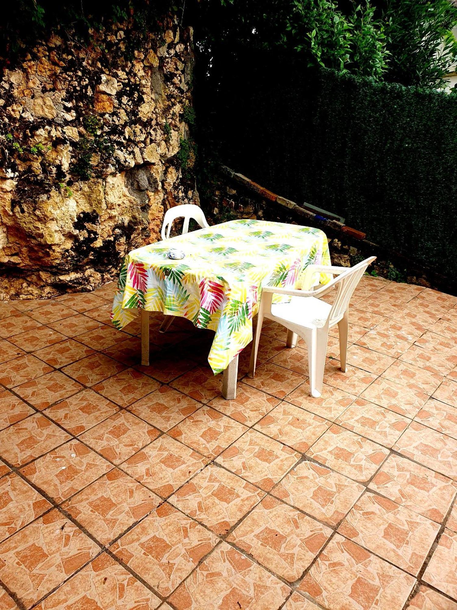 Bed And Breakfast Les Roses Multicolores Du 47 Fumel Kültér fotó